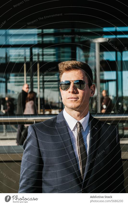 Selbstbewusster Geschäftsmann in Madrid mit moderner Kulisse Spanien Gebäude Glas Sonnenbrille Selbstvertrauen Kleid Anzug Krawatte professionell korporativ