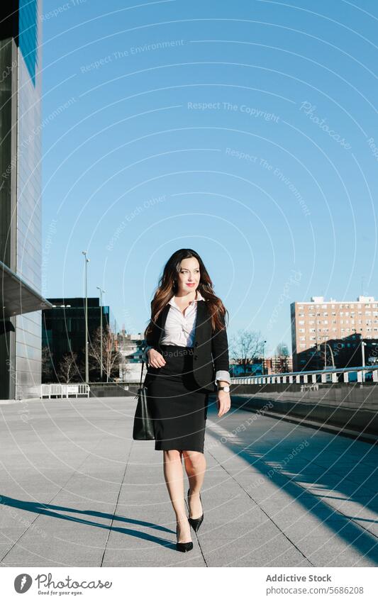Selbstbewusste Geschäftsfrau beim Spaziergang in Madrid Frau professionell Spanien urban selbstbewusst laufen Geschäftskleidung Großstadt modern Bürgersteig