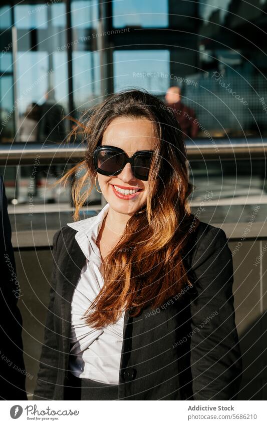 Urbane Eleganz: Eine stilvolle Frau genießt die Sonne Madrids Lächeln Sonnenbrille Spanien urban Großstadt Stil Mode im Freien modern Geschäftsfrau lässig