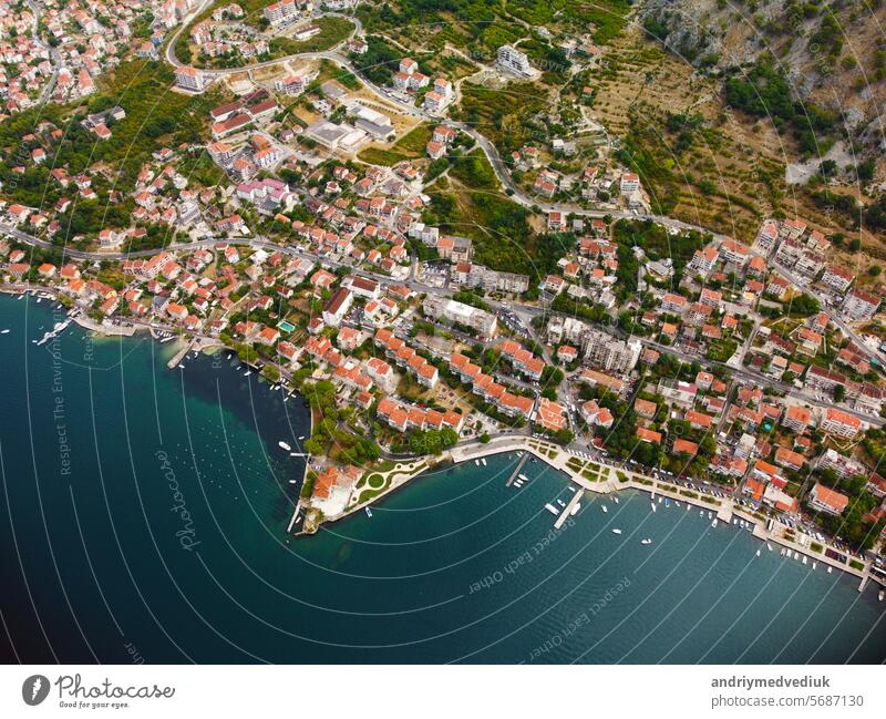Aerial Drohne hohe Ansicht von Kotor Bucht, Boka Kotorska und Küstenstadt Kotor, Cattaro, in Montenegro. Lage Ort berühmten Ferienort Montenegro. Adriatischen Fjord umgeben von schroffen Bergen