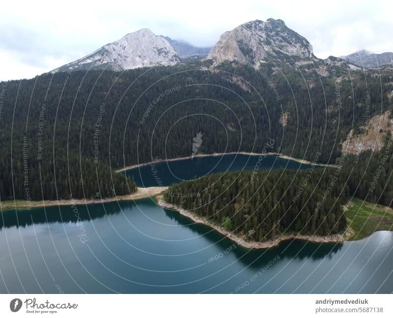 Erstaunliche Luft Drohne Blick auf Crno Jezero oder Black Lake, Pinienwald und Klippen in Durmitor Nationalpark, Zabljak, Montenegro. Reisen, Umwelt, Schönheit in der Natur, entspannend. UNESCO-Welterbe