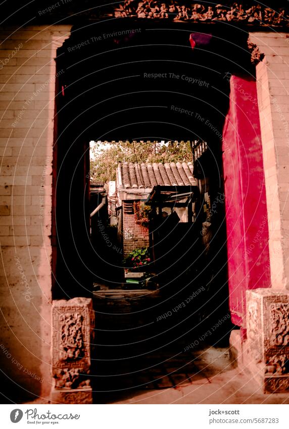 großer Eingang zum traditionellen Wohnhof Hutong China Peking Tor Altstadt authentisch chinesische Kultur Chinesische Architektur Weltkulturerbe historisch