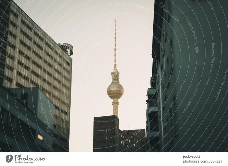 Fernsehturm zwischen Fassaden Berliner Fernsehturm Berliner Kurier Hauptstadt Berlin-Mitte Stadtzentrum dazwischen Turm Wahrzeichen Himmel Hochhaus trist