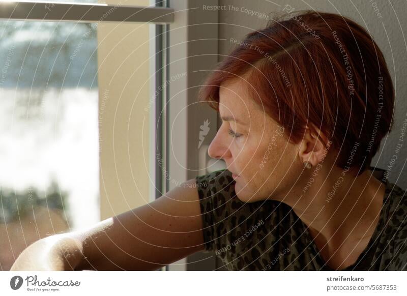 Nachdenklicher Blick aus dem Fenster Frau weiblich Portait Seitenansicht Gesicht Erwachsene Nahaufnahme schön Stimmung authentisch natürlich nachdenklich