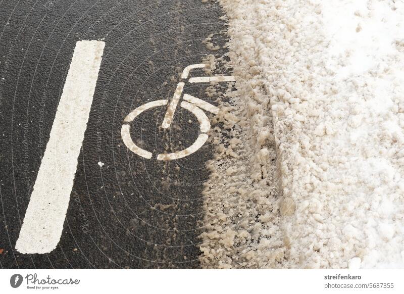 Keine Chance für Radfahrer! Schnee Winter Straße Radweg Fahrradweg Fahrbahnmarkierung Asphalt Wegzeichen geräumt geräumte Straße Verkehr Gefahr gefährlich