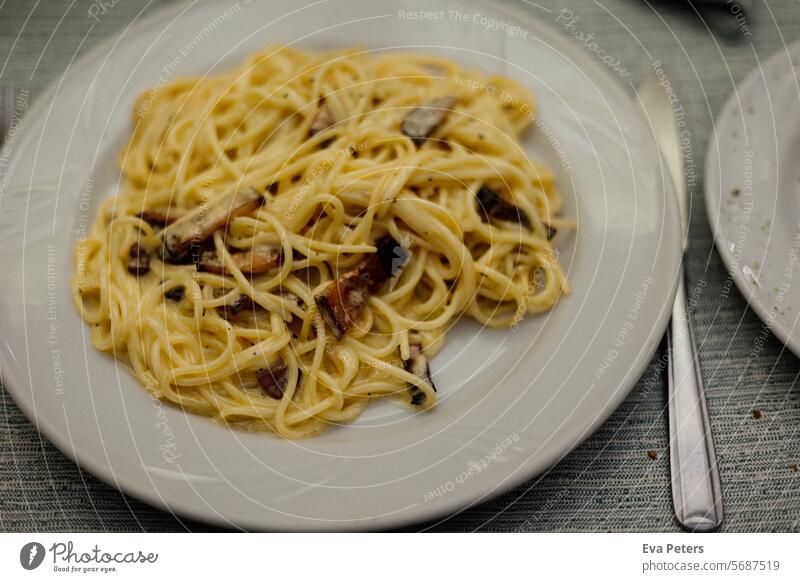 Ein Teller mit echter italienischer Carbonara in einem Restaurant in Mailand Tellerrand Nudeln pasta carbonara authentisch authentische Küche Italienisch