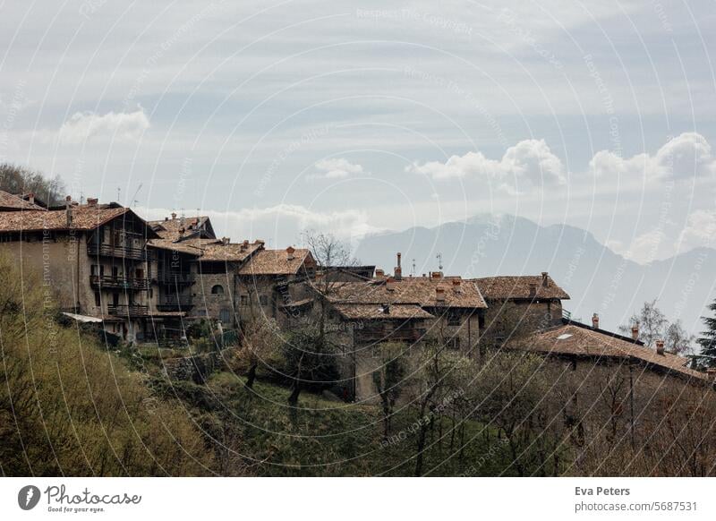 Canale di Tenno, mittelalterliches Dorf in Italien Blick Berge Trentino Tourismus Urlaub Häuser Dunst Trento Berge u. Gebirge Sommer Landschaft Natur See Himmel