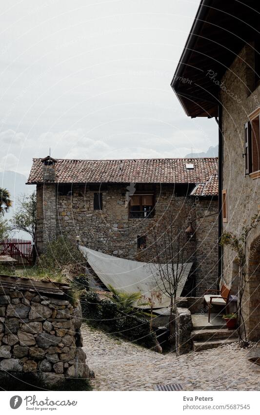 Canale di Tenno, mittelalterliches Dorf in Italien Blick Berge Trentino Tourismus Urlaub Häuser Dunst Trento Berge u. Gebirge Sommer Landschaft Natur See Himmel