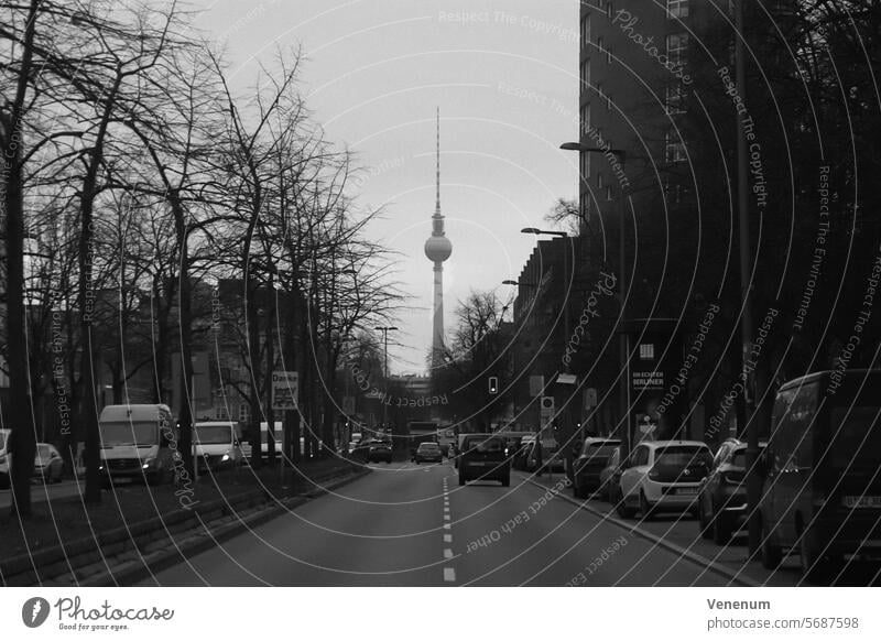 Analogfotografie Berlin, Brunnenstraße mit Blick auf den Fernsehturm analog analoge fotografie Straßenfotografie Hauptstraße zweispurig geparkte Autos autos