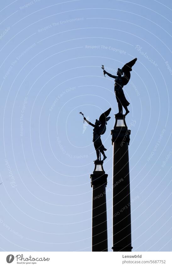 Zwei Engelsstatuen mit Flügeln vor dem blauen Abendhimmel Engelsflügel Glaube Außenaufnahme Religion & Glaube Prag Statue engelsgleich Silhouette Tag