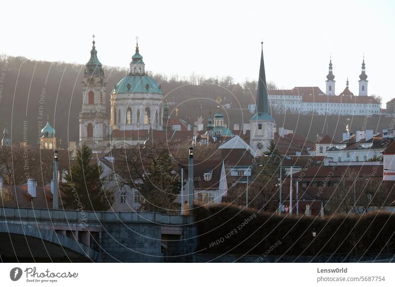 Kirchtürme und andere historische Gebäude in Prag in der Abendsonne Prag Stadt Stadtbild Tschechien Europa Städtereise Architektur Außenaufnahme Sightseeing