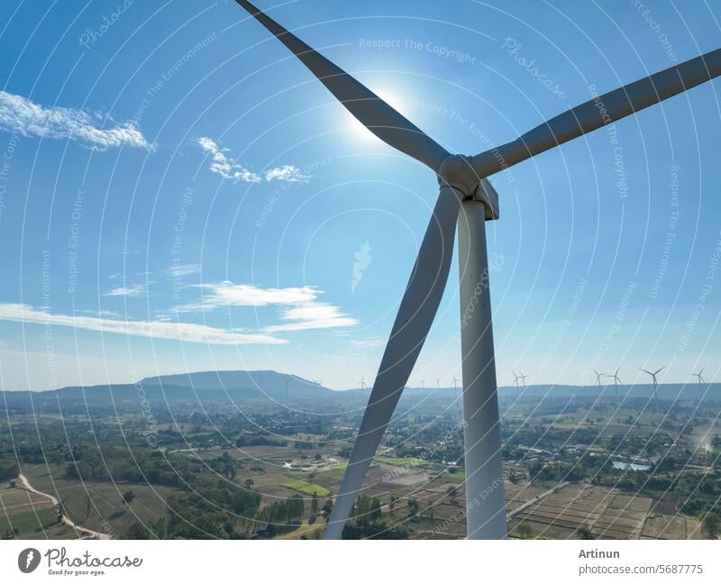 Landschaft eines Windparks. Windenergie. Windkraft. Nachhaltige, erneuerbare Energie. Windturbinen erzeugen Strom. Nachhaltige Entwicklung. Grüne Technologie für nachhaltige Energie. Grüne Energie.