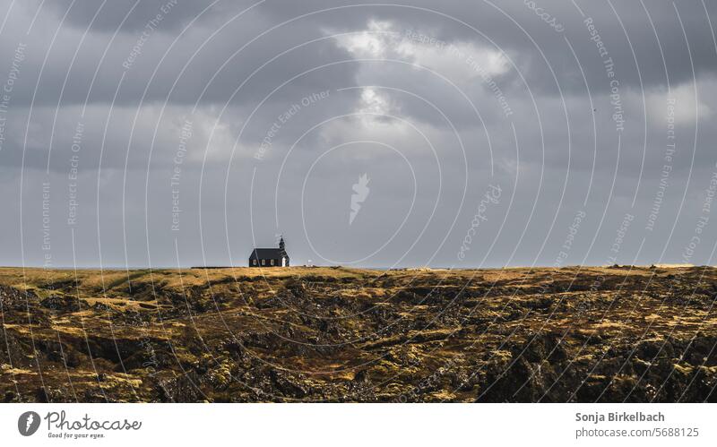 Die schwarze Kirche von Budir auf Island, Búðakirkja isländisch Landschaft Natur Außenaufnahme Ferien & Urlaub & Reisen Menschenleer Küste Umwelt Himmel