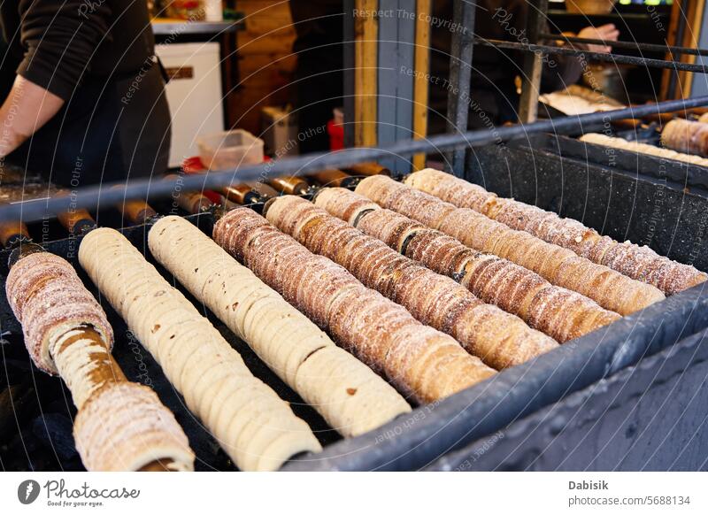 Trdelnik - gegrillter gerollter Teig, tschechisches heißes süßes Gebäck Prag trdelnik Kuchen Bäckerei Lebensmittel Teigwaren Straße reisen Snack Markt