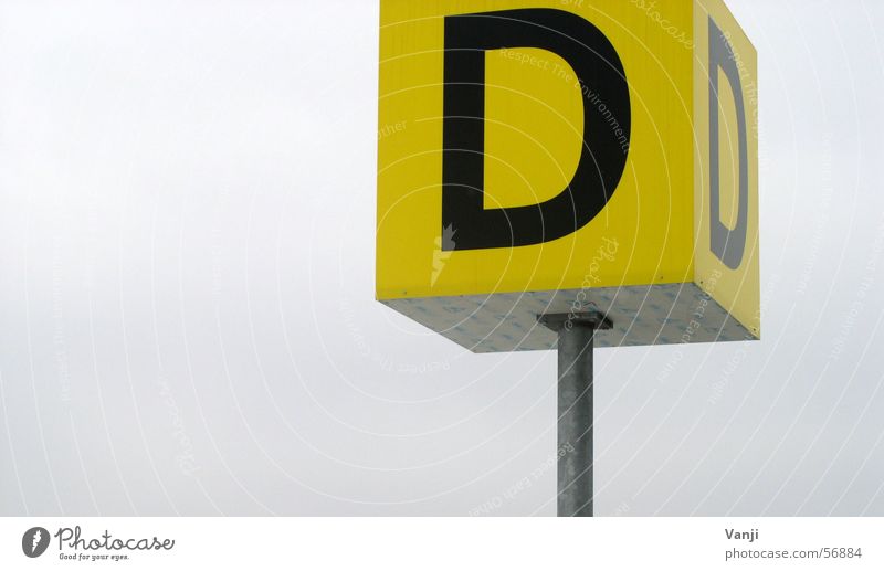 Dickes D Buchstaben gelb Schilder & Markierungen Flughafen