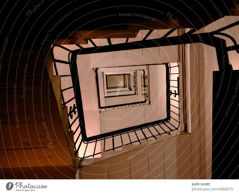 gradläufigen Treppe mit Treppenauge treppenauge Treppenhaus Architektur Treppengeländer Geländer Innenaufnahme Silhouette Froschperspektive Schatten