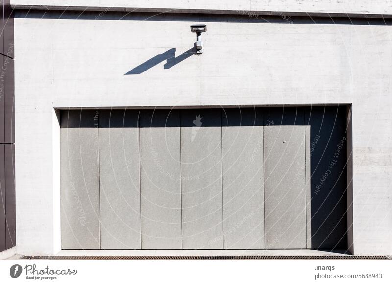 Garagentor Architektur geschlossen Einfahrt Ordnung Design modern einfach authentisch Beton Metall Fassade Wand schlicht Schattenwurf Moderne Architektur