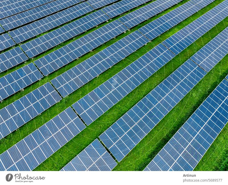 Luftaufnahme eines Solarparks. Erneuerbare Energie für eine nachhaltige Zukunft. Nachhaltige Energie-Innovation. Solarenergie. Saubere Energie. Grüne Technologie.  Elektrizitätserzeugung. Fotovoltaik-Kraftwerk.
