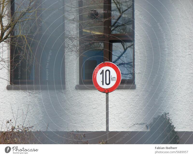 Verkehrszeichen kennzeichnet Tempolimit von 10 km/h tempolimit schrittgeschwindigkeit verkehrszeichen verbotsschild deutschland