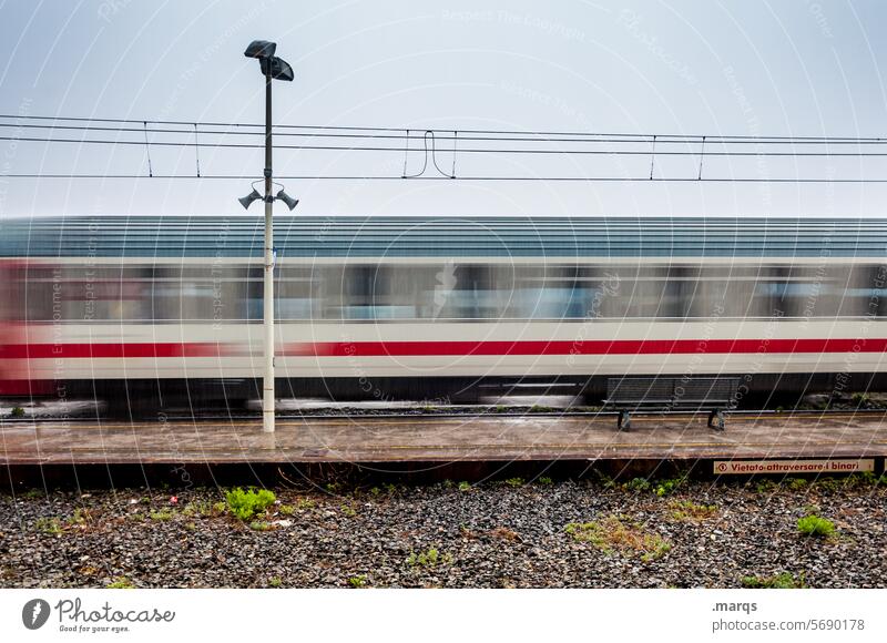 Durchreise Eisenbahn Verkehr Geschwindigkeit Bahnfahren Gleise Schienenverkehr Zug Bewegungsunschärfe schnell Verkehrswege Schienenfahrzeug