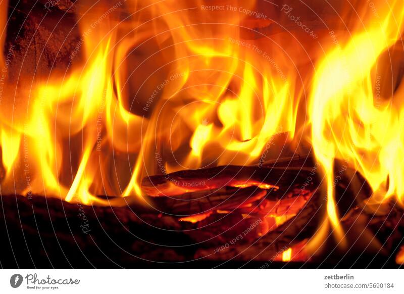 Feuer again brand brennen energie erneuerbare energie feuer feuerversicherung flamme glut heizung hitze holzofen holzscheit kachelofen lodern winter wärme