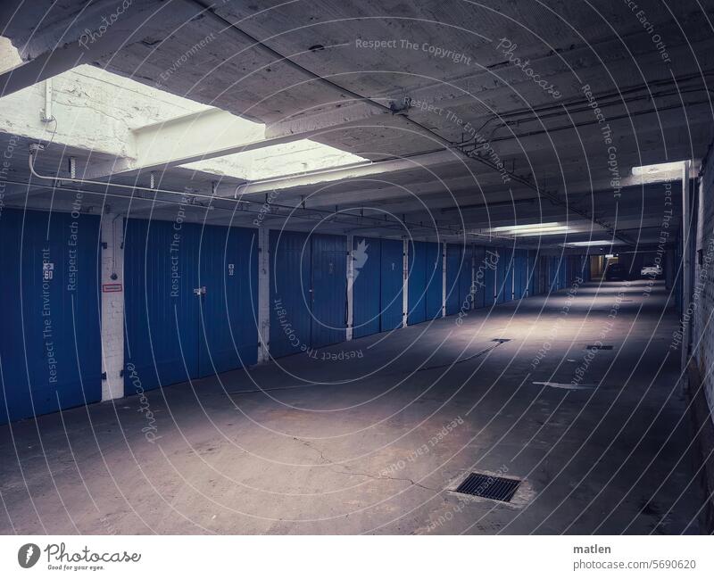 Tiefgarage Garagen Oberlicht Tür Blau Grau Beton Wand Menschenleer Farbfoto Licht und Schatten