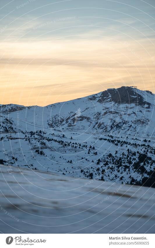Berge in den Pyrenäen vom Skigebiet Grandvalira in Andorra aus Luftaufnahme blau Kabel Stadtbild kalt Drohnenblickwinkel Europa grandvalira hoch