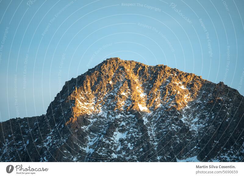Berge in den Pyrenäen vom Skigebiet Grandvalira in Andorra aus Luftaufnahme blau Kabel Stadtbild kalt Drohnenblickwinkel Europa grandvalira hoch