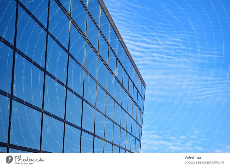 Glasfassade des Darmstadtiums in Darmstadt glasfassade darmstadtium blau himmel spiegelung wolke wolken federwolke federwolken hessen deutschland architektur