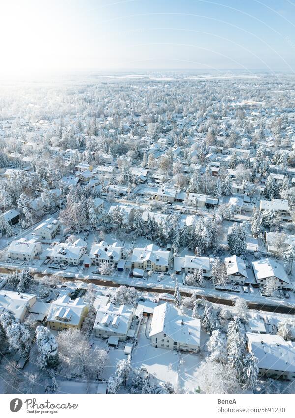 Schneebedeckte Vorstadthäuser von oben gesehen Luftaufnahme Gegend Bayern Vogelschau Großstadt kalt Gemeinschaft Gemeinschaftsgeist Pendlerstadt Dröhnen