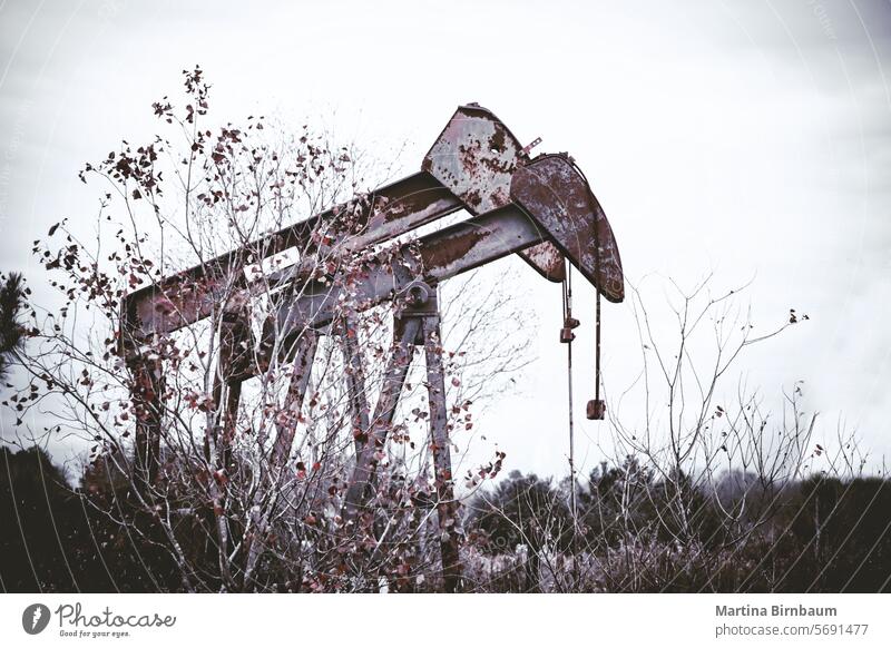 Ein alter Pumpjack, manchmal auch "Grashüpfer"-Ölpumpe genannt, irgendwo in Texas Erdöl Förderpumpe Heuschrecke ländlich Maschine industriell bohren Bohrung