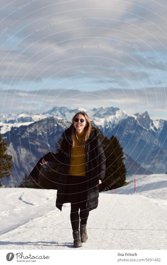 HEIDILAND - FRAU - SPAZIERGANG - BERGE Frau 30 - 35 Jahre Erwachsene Farbphoto erwachsen Heidiland Berge u. Gebirge Schnee Winter Winterurlaub Tourismus