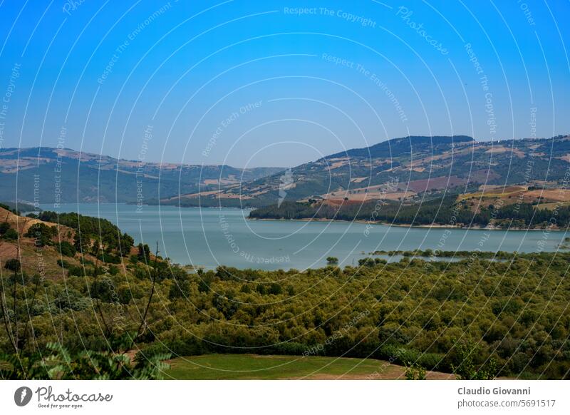 Occhito-See bei Gambatesa, Molise, Italien Campobasso Europa künstlich Farbe Tag grün Hügel Landschaft Natur Fotografie Sommer reisen Wasser