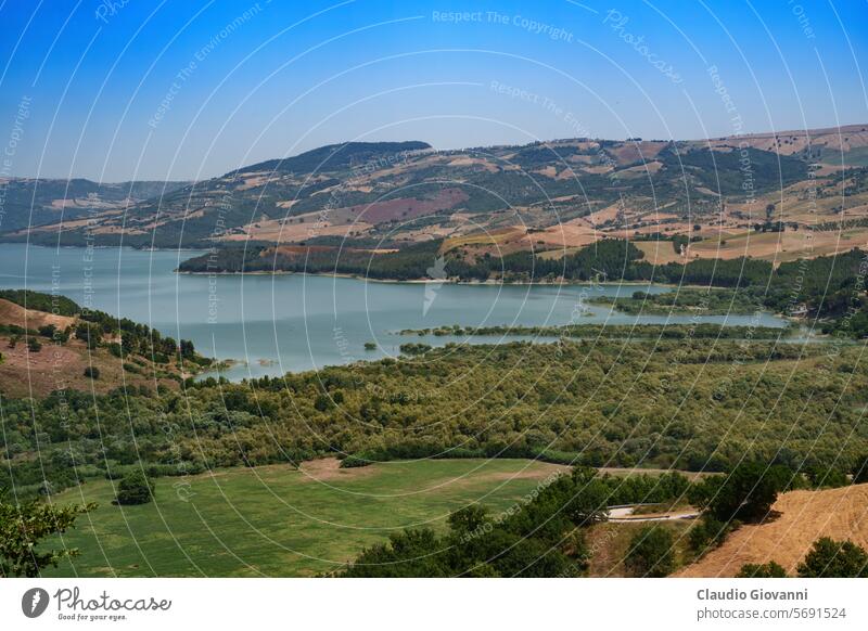 Occhito-See bei Gambatesa, Molise, Italien Campobasso Europa künstlich Farbe Tag grün Hügel Landschaft Natur Fotografie Sommer reisen Wasser