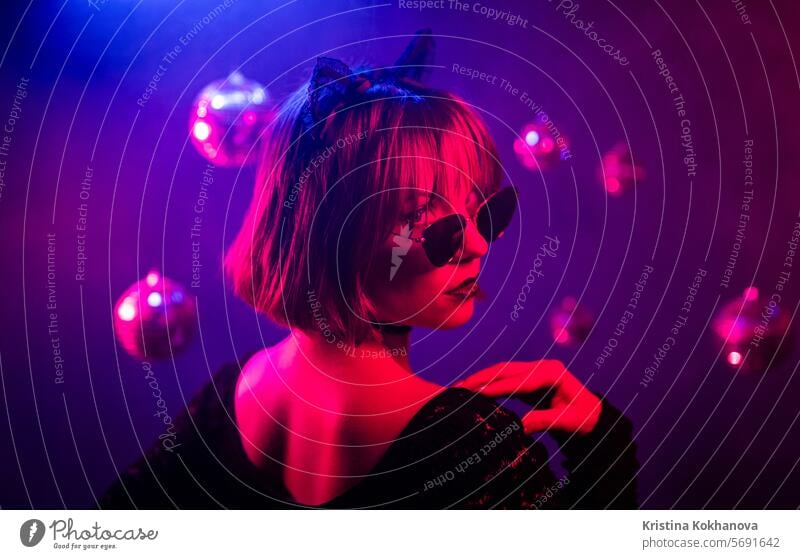 Porträt der jungen hübschen Frau Neonlicht. Pussy Katze Kostüm für halloween party Accessoire Erwachsener verführerisch attraktiv Hintergrund BDSM schön