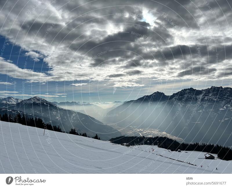 Alpenlandschaft im Schnee Dolomiten Tauern Lienz Berge Piste Skifahren Winter Wintersport Natur Nebel Sonnenstrahlen Wetter gutes Wetter Panorama Bergpanorama