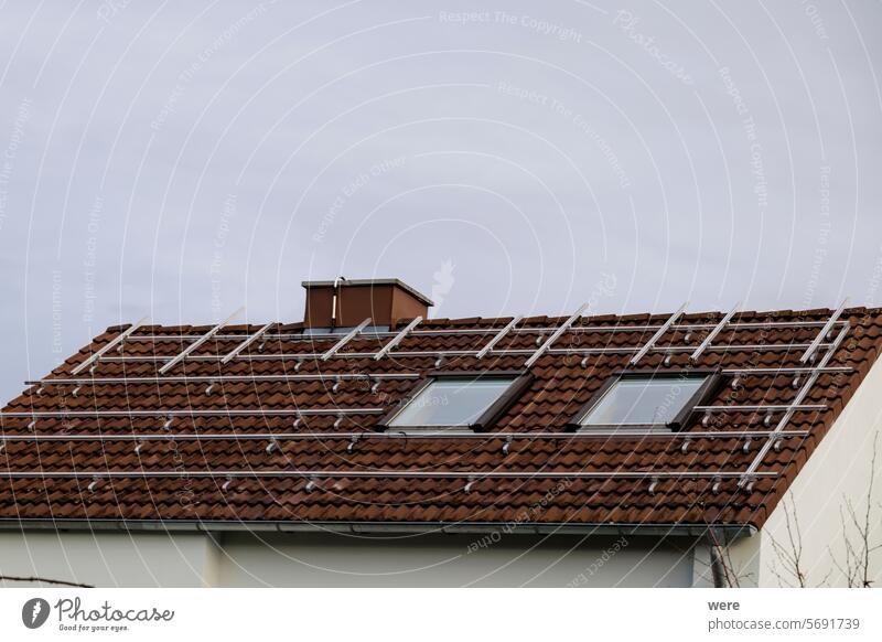 Dach eines Wohnhauses mit vorbereiteter Unterkonstruktion für eine Fotovoltaikanlage Energiepolitik Gebäude Klimawandel Textfreiraum Dekarbonisierung