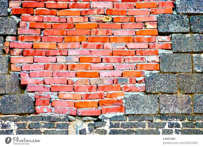 Maßarbeit - lückenlos ausgebessert Mauer Steine Klinkersteine geklinkert Backsteinwand Backsteinfassade Muster Strukturen Formen blickdicht Lücke gefüllt rot