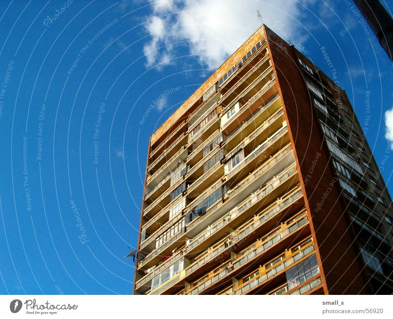 Flats in Sofia Block Blauer Himmel orange flats