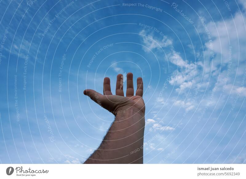 Mann Hand in den blauen Himmel erhoben Arme Finger Haut Handfläche Körperteil hochreichen Hand erhoben Arm angehoben Blauer Himmel berührend Gefühl erreichend