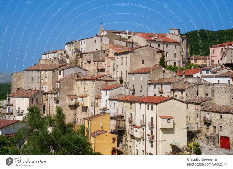 Gildone, altes Dorf in Molise, Italien Campobasso Europa Farbe Tag grün Hügel historisch Haus Landschaft Natur Fotografie Sommer Stadt reisen