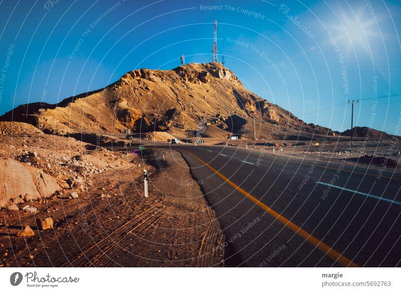 Straße durch die Wüste Negev,  Israel, Sendeturm und Stromtrasse Außenaufnahme Menschenleer Landschaft kennzeichnen Sendemast Himmel Sand Berg