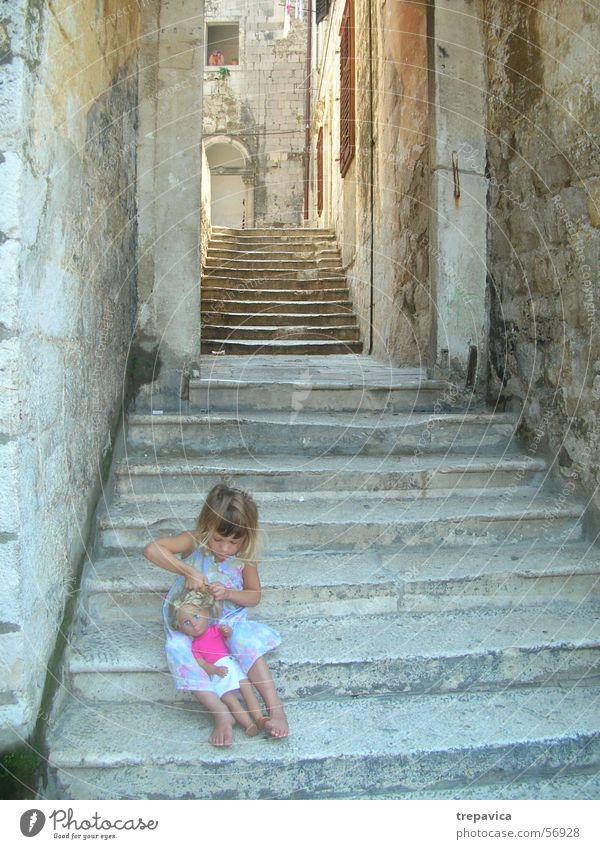 maedchen Kind Dubrovnik Puppe Treppe Altstadt