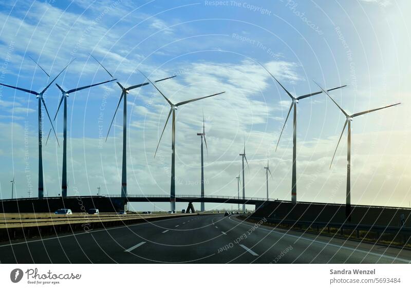 Windpark bei Aachen Alternative Energien Windräder Windrad Strom Deutschland Autobahn Windenergie Stromnetz Produktion Umweltschutz