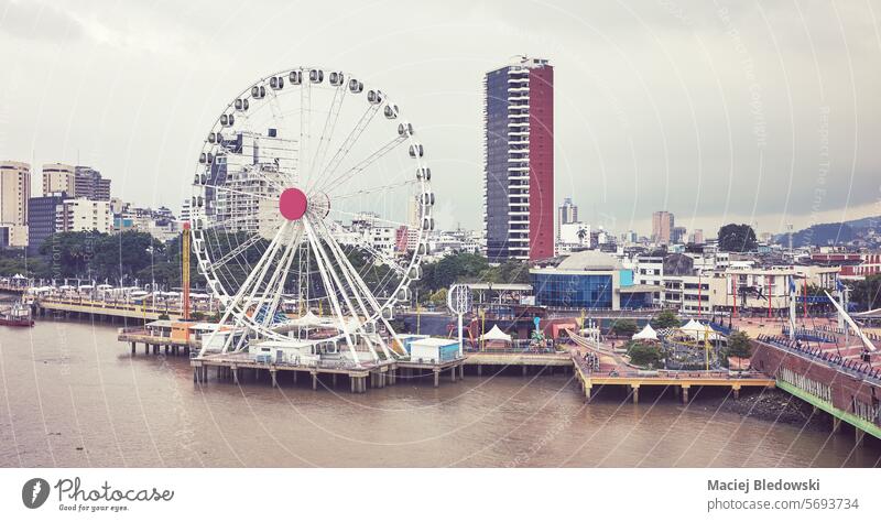 Luftaufnahme des Hafenpanoramas von Guayaquil, farbig getönt, Ecuador. Großstadt Stadtbild Skyline Antenne Hafengebiet Panorama Riesenrad Gebäude gefiltert