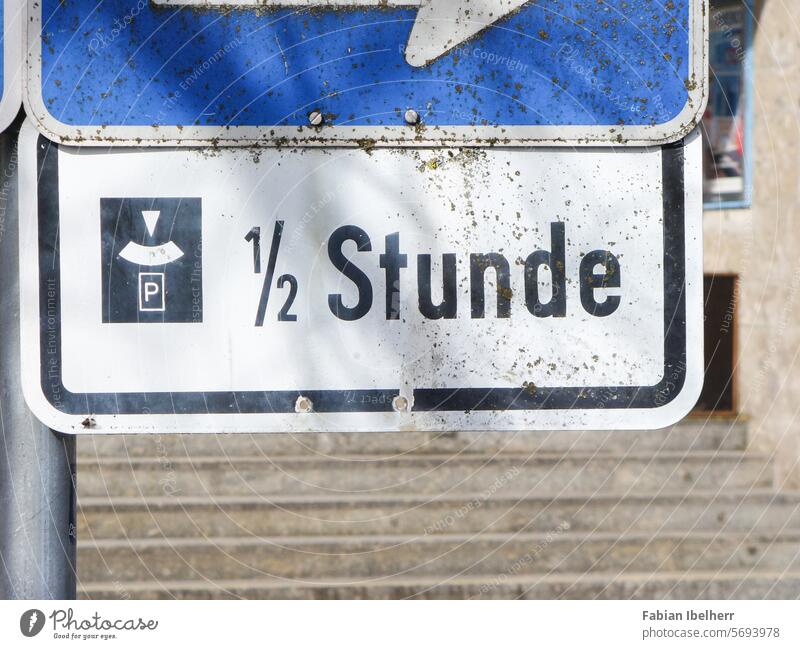 Verkehrszeichen weist auf Parkscheibe von halber Stunde hin parkscheibe parkschein knöllchen parkplatz verkehrszeichen parkdauer schild deutschland