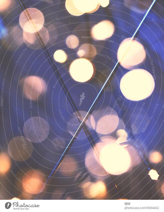 X - Spiel des Lichts Linien Kreise Metall Bubbles Bokeh galaktisch Hintergrund blau leuchtend schimmern Lichtspiel dynamisch space Weltraum Galaxie Tanz tanzen