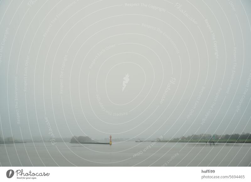 Landzunge mit Signal / Leuchtturm einer Hafeneinfahrt auf der Weser Schiffahrtszeichen Horizont Schifffahrt Küste Bremen weite Wasser Hafengebiet Nebel