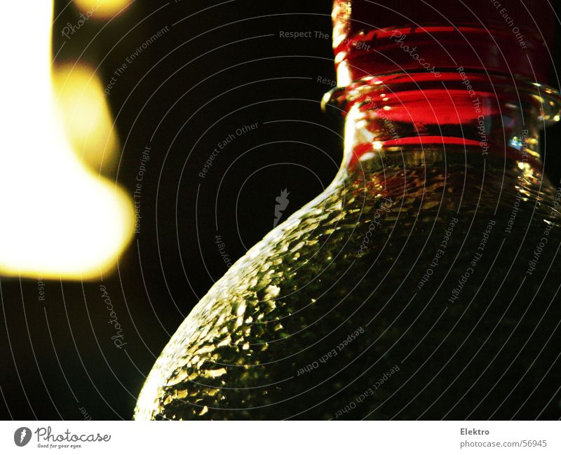 goldfit Mehrfruchtsaftgetränk Flasche Glasbehälter leer voll Strukturen & Formen Ordnung rot schwarz dunkel Licht Reflexion & Spiegelung schimmern Schatten