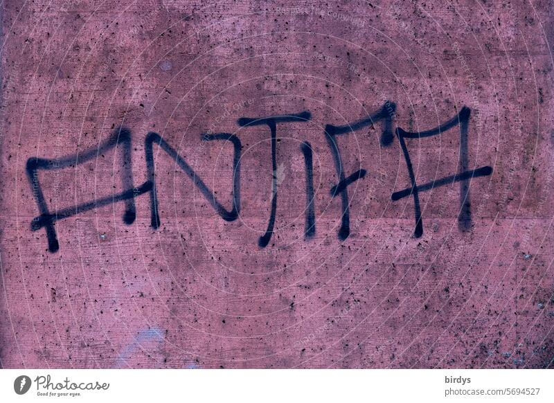 Antifa, Schrift auf rosa Betonwand antifaschistisch Schriftzeichen Antifaschismus Mauer Graffiti gegen Faschismus